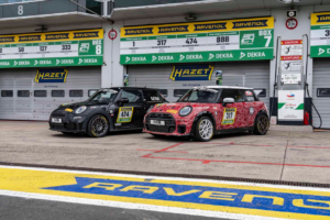 Victoria antes del estreno mundial: MINI John Cooper Works y Bulldog Racing celebran el triunfo en la carrera 24 Horas de Nürburgring 2024.