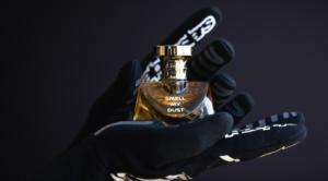 Nissan lanza un perfume con una fragancia que combina neumáticos y flor de cerezo
