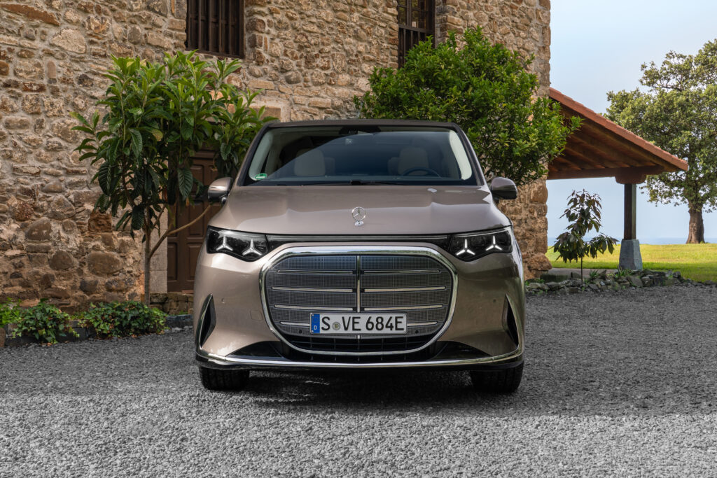Der neue elektrische Mercedes-Benz VLE vereint die Fahreigenschaften einer Limousine mit der Variabilität eines MPVThe all-new electric Mercedes-Benz VLE: combining limousine-like ride and handling with MPV-style versatility