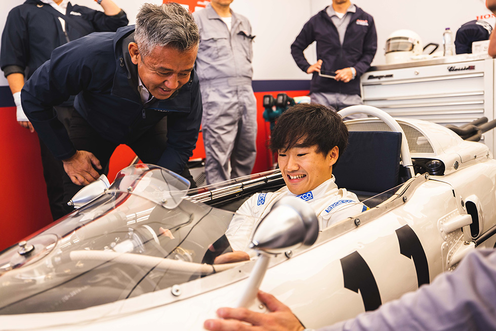 Yuki Tsunoda pilotará el RA272