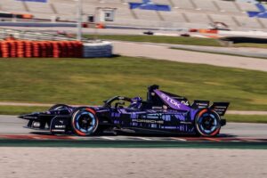 BP_El Porsche 99X Electric adopta el diseño de camuflaje del Cayenne Electric para los test en Valencia