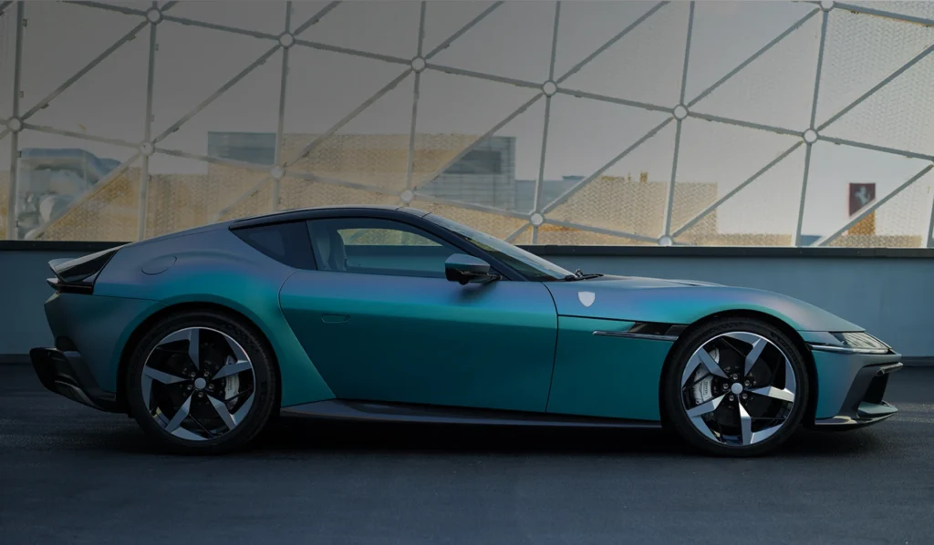 696a53338b556d0021ddb8f2-ferrari-tailor-made-12cilindri-full-image-desk-2