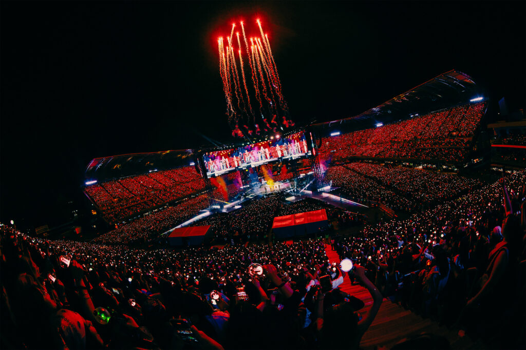 4_ARIRANG_MEXICO-CITY_CROWD-SHOT
