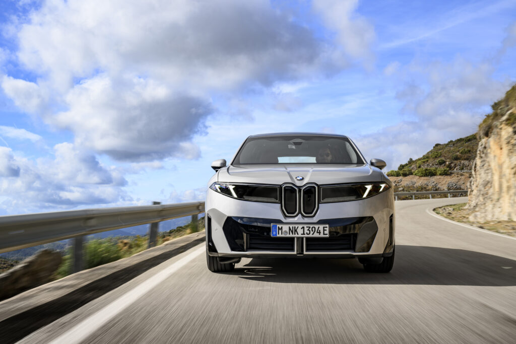 P90626538_highRes_the-new-bmw-ix3-50-x