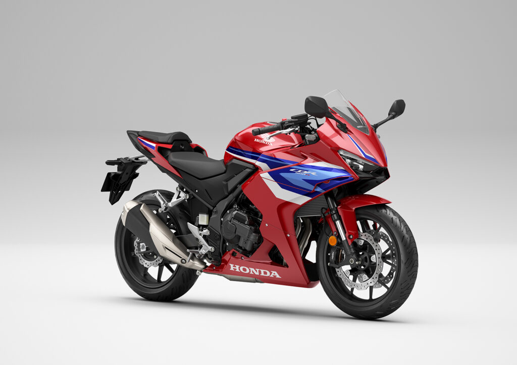 2026-CBR500R_studio_A001_E-Clutch_R-380_GrandPrixRed_RhFrq_M-1 -
