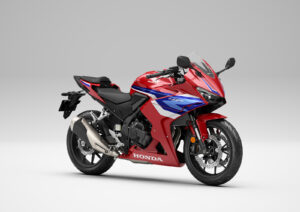 2026-CBR500R_studio_A001_E-Clutch_R-380_GrandPrixRed_RhFrq_M-1 -