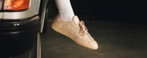 Zwei Partner, ein gemeinsamer Schritt: Mercedes-Benz und adidas interpretieren einen zeitlosen Klassiker neu – mit dem limitierten adidas Samba OG x Mercedes-BenzTwo partners, one joint step: Mercedes-Benz and adidas collaborate on a timeless classic