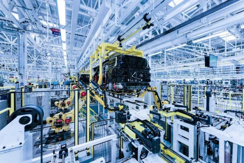 Producción de vehículos de nuevas energías en una fábrica inteligente